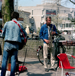 846390 Afbeelding van twee straatmuzikanten op het Vredenburg te Utrecht.